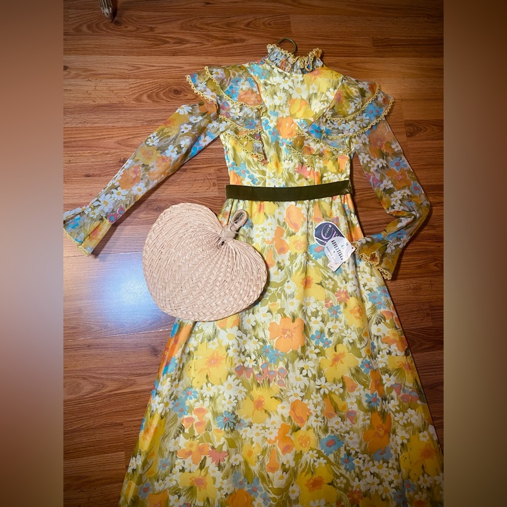 Vintage 1970s Edwardian prairie maxi dress -green Floral Ruffle Dress - Picture 6 of 14